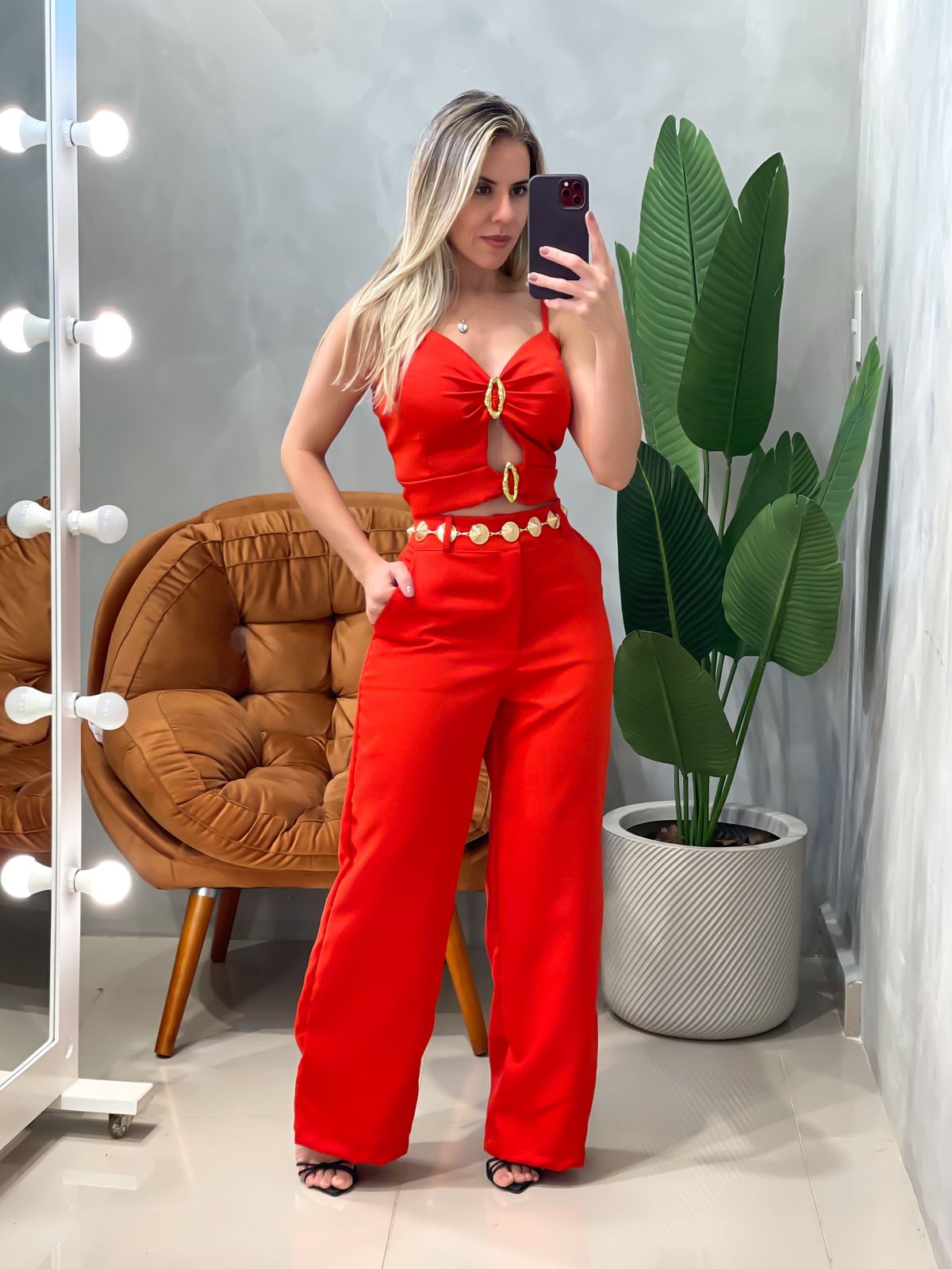 Conjunto em Alfaiataria Cropped de Alça com Recortes e Calça Pantalona Andreia R